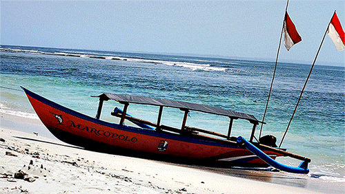 perahu bersandar di Pantai Pasir Putih Pangandaran